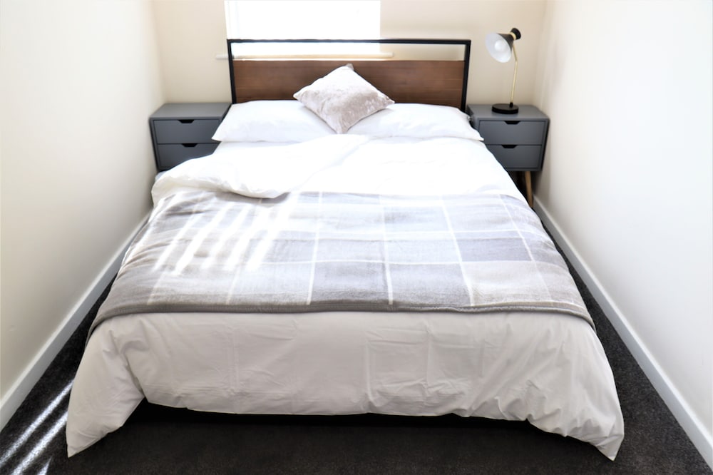 A pleasant 3 bed home close to Luton Airport. Ideal for families & professionals