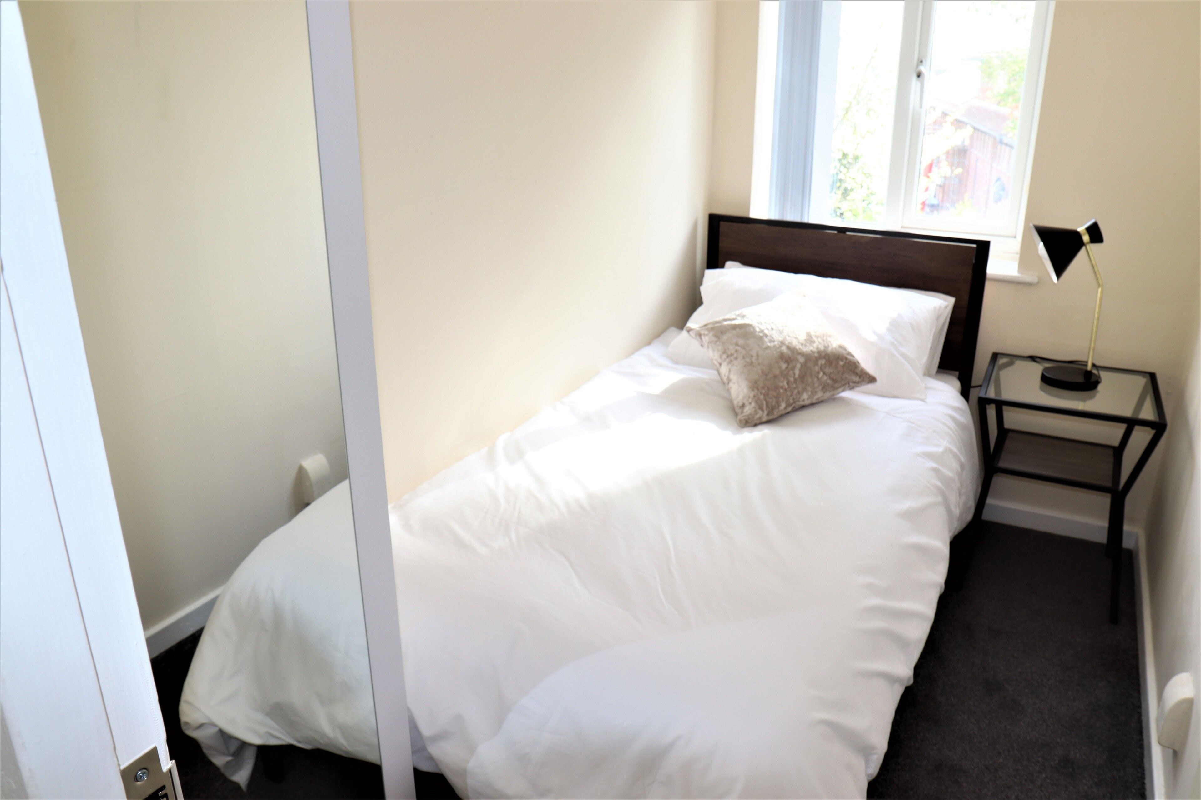 A pleasant 3 bed home close to Luton Airport. Ideal for families & professionals