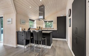 Réfrigérateur, plaque de cuisson, lave-vaisselle, cafetière/bouilloire