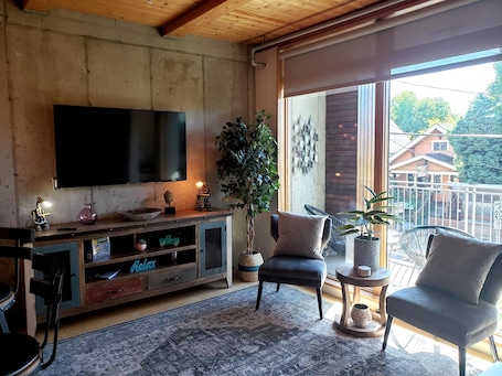 Smart TV. One Mississippi Ave - Adventures in Portland!