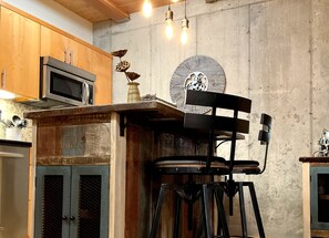 Fridge, microwave, oven, stovetop - One Mississippi Ave - Adventures in Portland! (Portland)