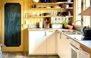 Geladeira, micro-ondas, cooktop, lava-louças