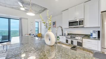 冷蔵庫、電子レンジ、オーブン、コンロ