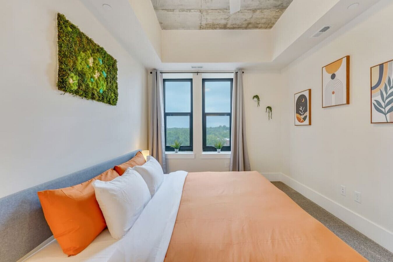 1 quarto, escrivaninha, ferros/tábuas de passar roupa, berço de viagem