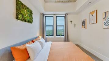 1 quarto, escrivaninha, ferros/tábuas de passar roupa, berço de viagem