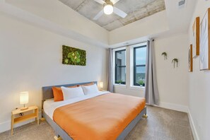 1 室のベッドルーム、デスク、アイロン / アイロン台、旅行用ベビーベッド