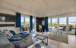 Smart TV, fireplace - Nice home in Løgstør with house a panoramic view (Løgstør)