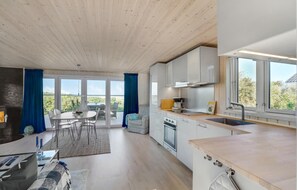 Frigorífico, placa de cocina, lavavajillas y cafetera o tetera