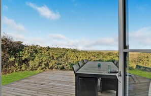Outdoor dining - Nice home in Løgstør with house a panoramic view (Løgstør)