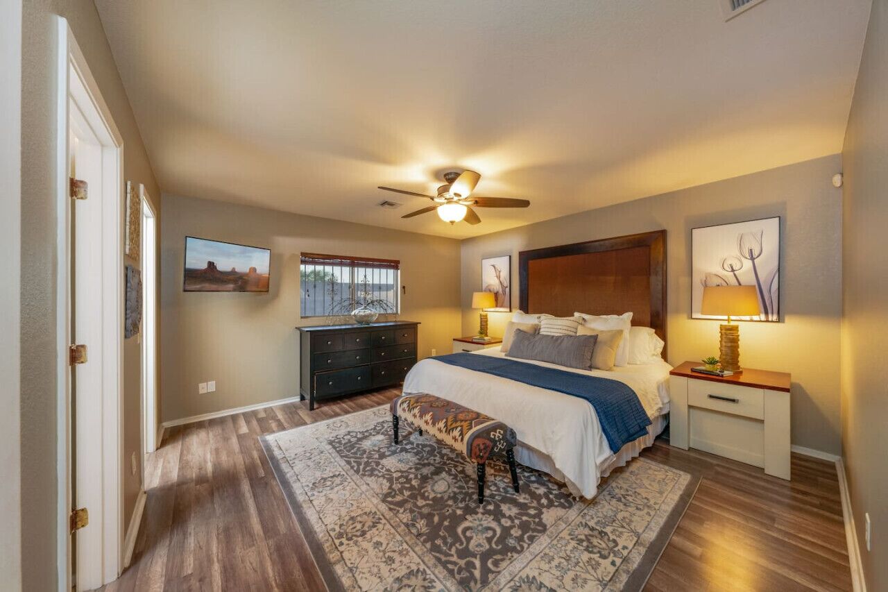 4 chambres, bureau, fer et planche à repasser, lit parapluie