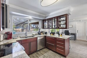 冰箱、微波炉、烤箱、炉灶