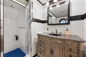 Combined shower/bathtub, towels, soap, shampoo - Victorian Lakehouse with private beach (Northville)