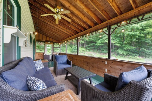 Victorian Lakehouse with private beach