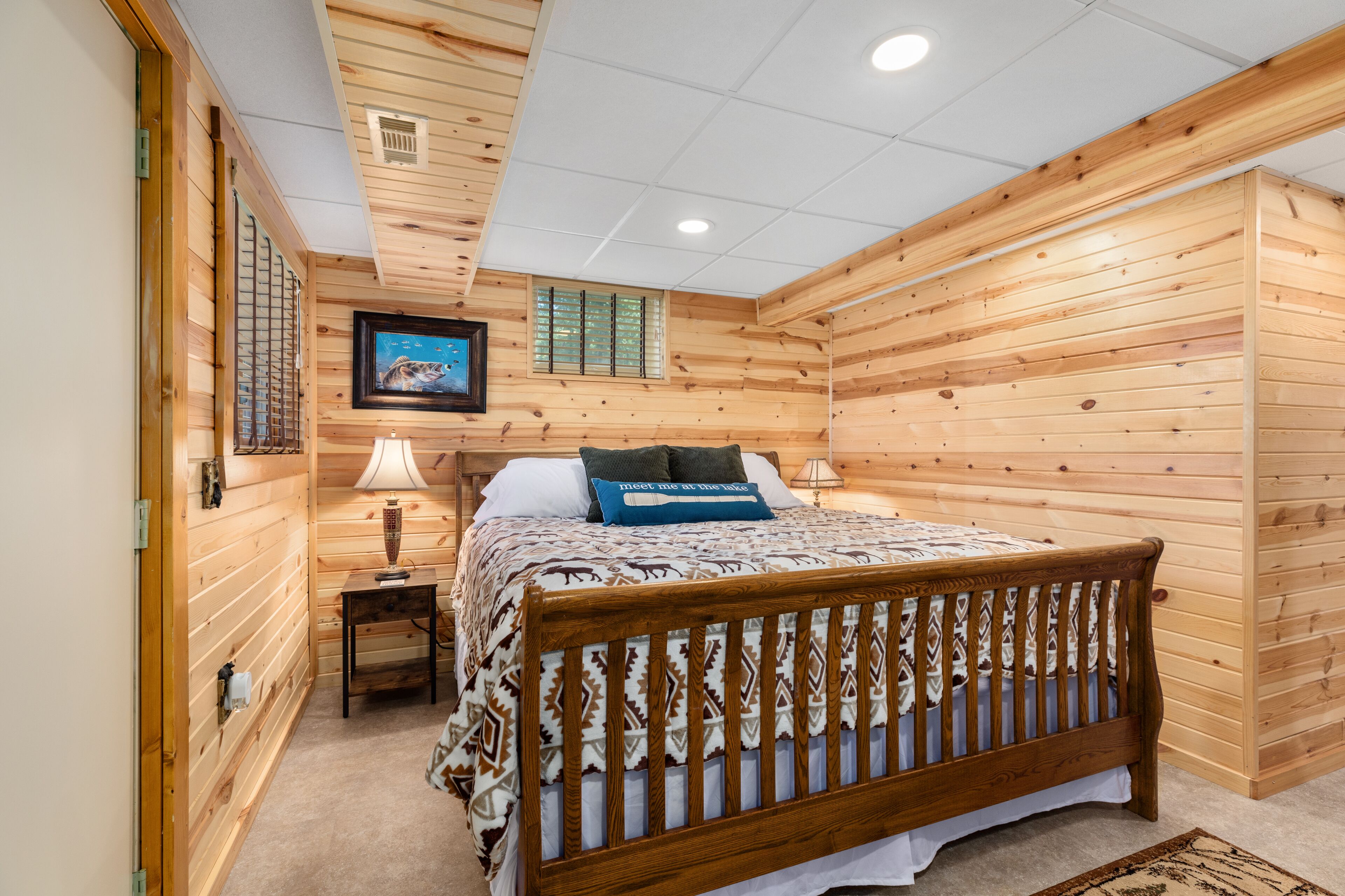 Unbeatable location! Snowmobile the Paul Bunyan Trail, Ice Fishing & Shopping! 