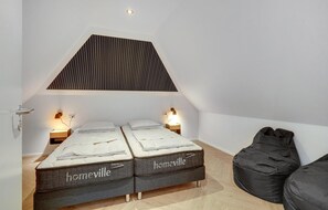 8 bedrooms, free WiFi - Beautiful home in Ringkøbing with sauna (Ringkøbing)