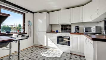 Frigorifero, piano cottura, lavastoviglie, macchina per tè/caffè