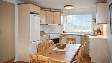 Jääkaappi, liesi, astianpesukone, kahvin-/teenkeitin