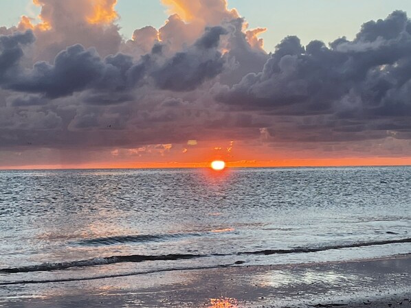 在海滩、沙滩椅、沙滩毛巾