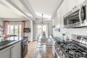 Een koelkast, een magnetron, een oven, een kookplaat