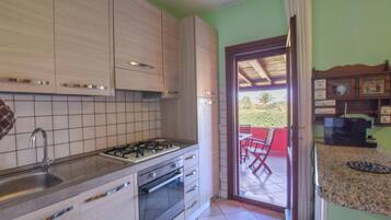 Kühlschrank, Herdplatte, Wasserkocher mit Kaffee-/Teezubehör