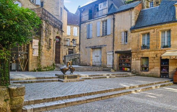 المنشأة من الخارج