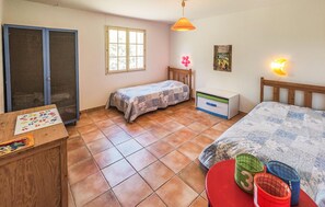 3 bedrooms, travel cot, free WiFi