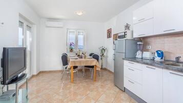 Een koelkast, een kookplaat, een koffiezetapparaat/waterkoker