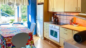 Fridge, stovetop, dishwasher, coffee/tea maker