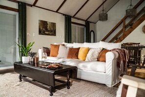 Smart TV, fireplace, music library, computer monitors - Cozy 4BR Escape in Amenity Filled Hideout (Lake Ariel)