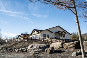 Exterior - Cozy 4BR Escape in Amenity Filled Hideout (Lake Ariel)