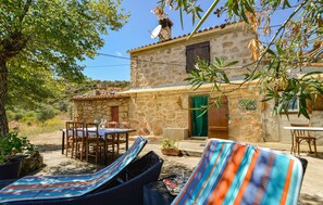 Outdoor dining - 2 bedroom nice home in Coti-Chiavari (Coti-Chiavari)