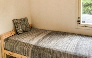 4 bedrooms, free WiFi - 4 bedroom cozy home in Brottby (Brottby)