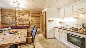 Wasserkocher mit Kaffee-/Teezubehör, Kühlschrank, Mikrowelle, Ofen
