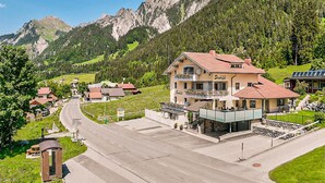 Ein zweistöckiges Hotel mit Balkon und einem Schild mit der Aufschrift 'Stockinger'.