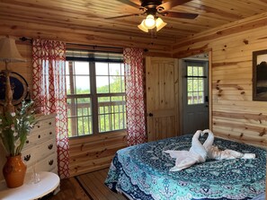 2 soverom, strykejern/-brett og sengetøy