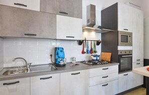 Refrigerador, microondas, parrilla de estufa y lavavajillas 