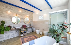 Combined shower/tub, hair dryer - Beautiful home in Chiaramonte Gulfi (Chiaramonte Gulfi)