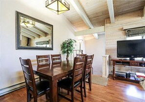 Dining - SPACIOUS CONDO (Mammoth Lakes)