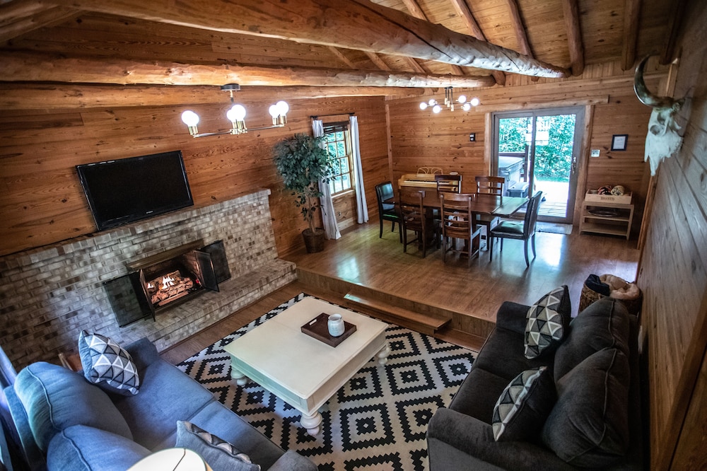 Honeysuckle Hideaway<br>Cabin with hot tub and king bed! Family friendly.