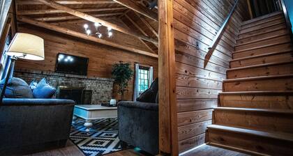 Honeysuckle Hideaway<br>Cabin with hot tub and king bed! Family friendly.
