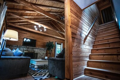 Honeysuckle Hideaway<br>Cabin with hot tub and king bed! Family friendly.