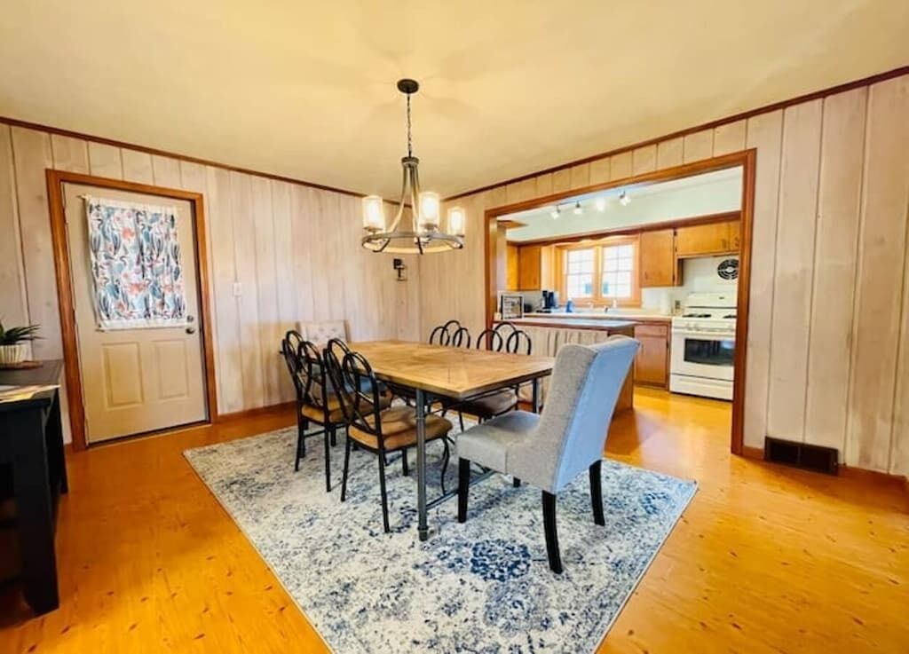 Lakeshore Retreat: at the heart of it all