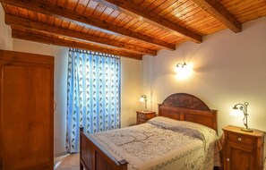 3 bedrooms, iron/ironing board, travel crib