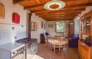 Refrigerador, parrilla de estufa y utensilios de cocina 
