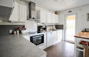 Fridge, oven, stovetop, dishwasher