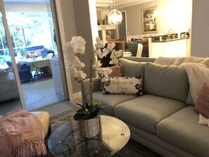 Televisión y oficina 