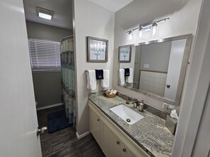 Ensemble douche/baignoire, sèche-cheveux, serviettes fournies, savon