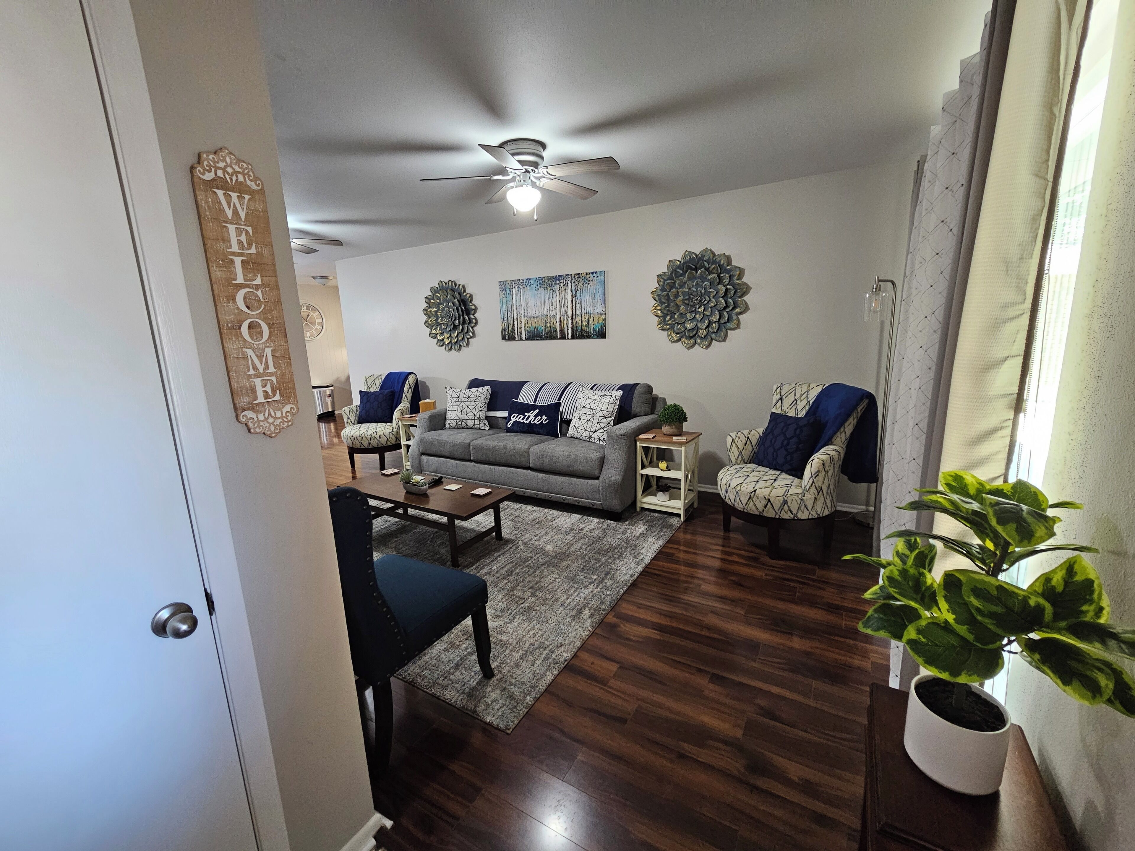 TV connectée, livres, chaîne hi-fi