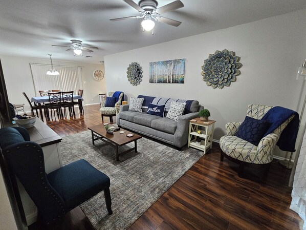 Smart TV, libros y estéreo