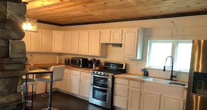 Quiet 2 story Cabin on 32 acres near eleven point river